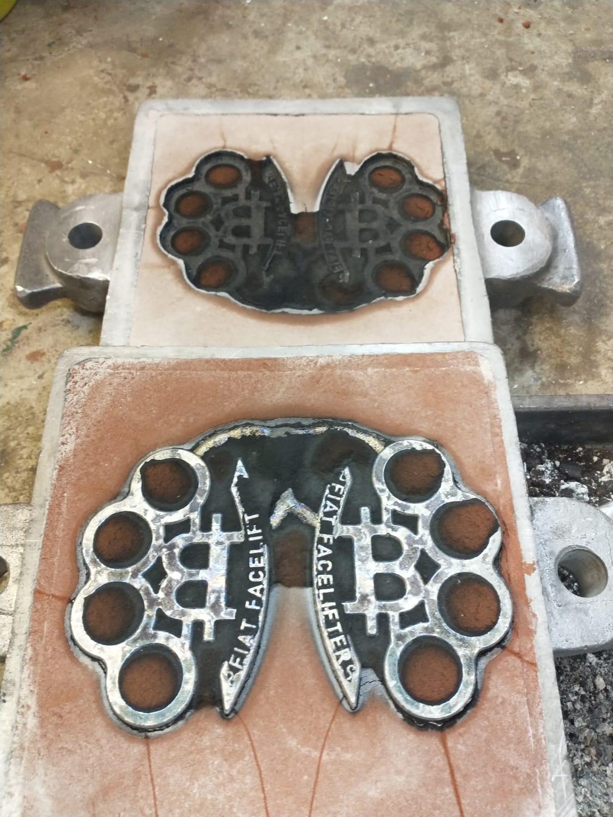 Metal casting molds with darkened forms